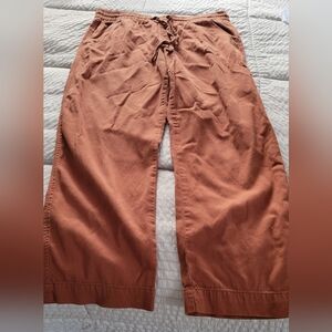 GAP Women's Rust Capris